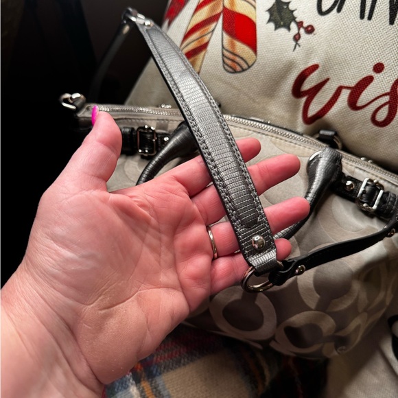 Beautiful Silver with Pink satin Lining Shoulder or Handbag. - Picture 4 of 16